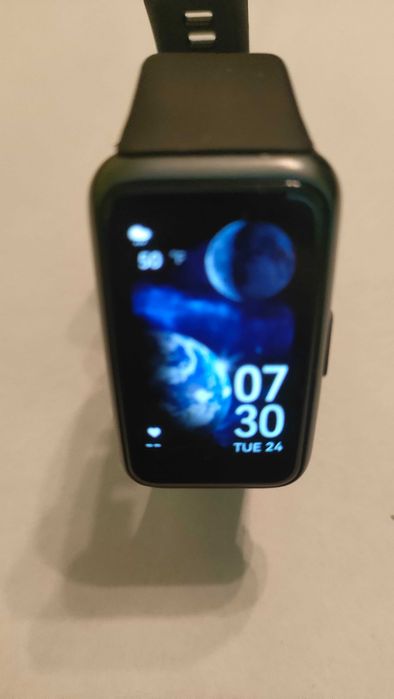 Продавам смарт гривна Huawei Band 7