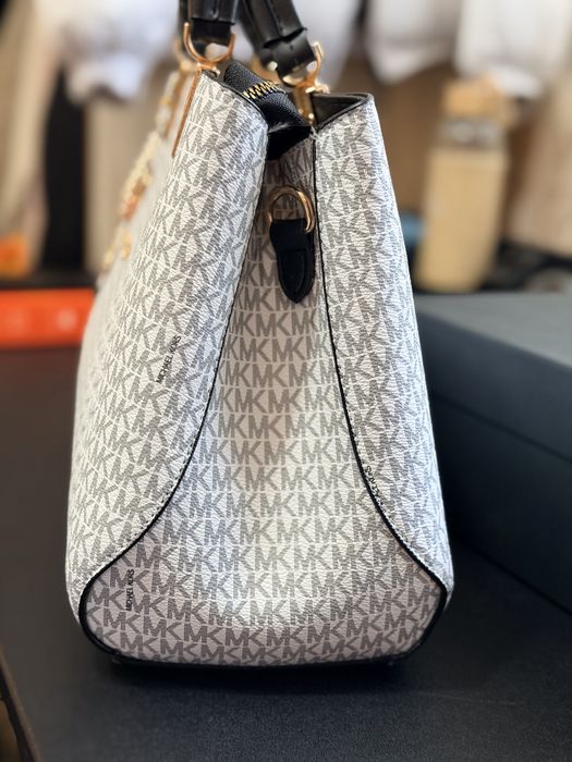Geanta noua damă Michael Kors, model clasic, saculet, etichetă