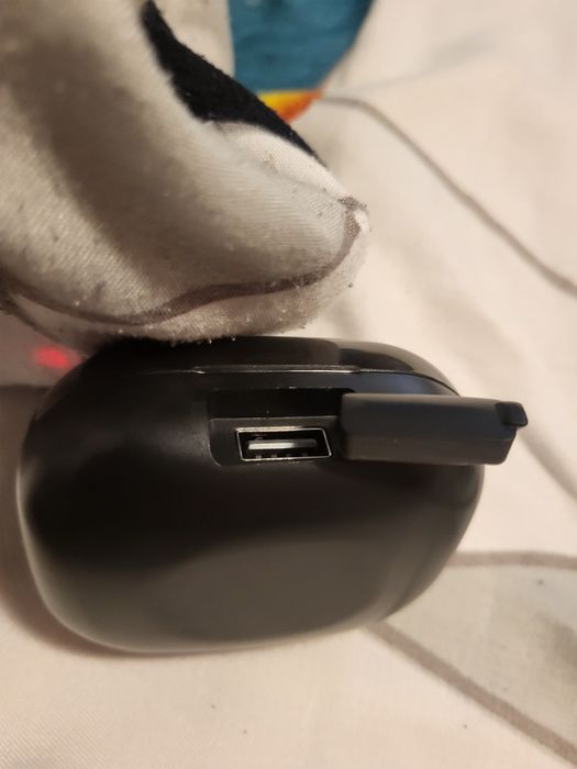 Vând căști bluetooth care au fost folosite un an  și curățate