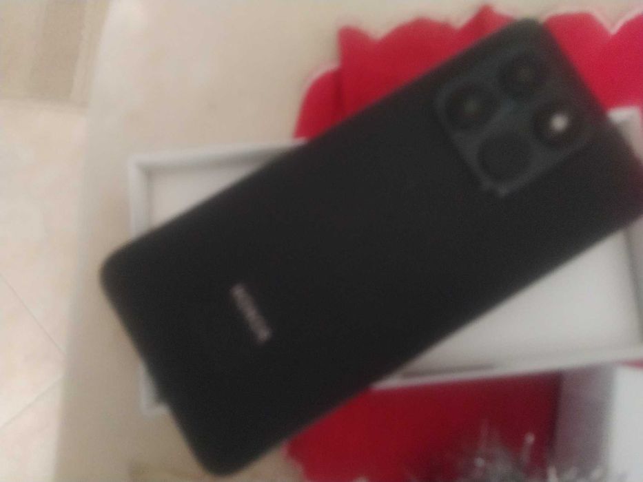 Чисто нов смартфон ХОНОР 400( рам 128/4/50+2камера6500батерия/15 андро