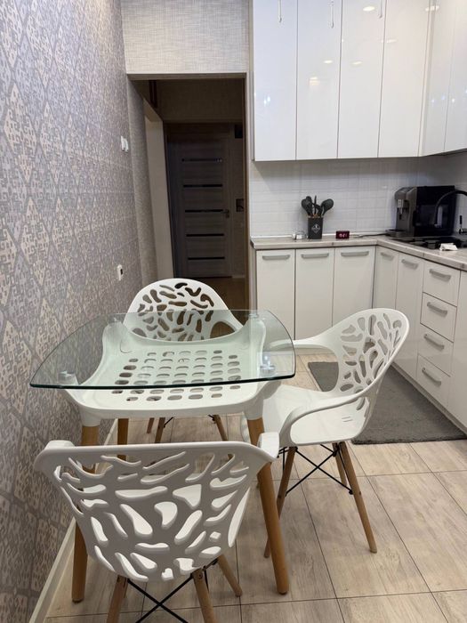 Стол стеклянный и 3 стула