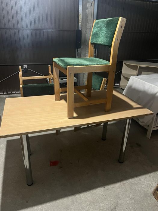 Бюро и маса + подарък столиве