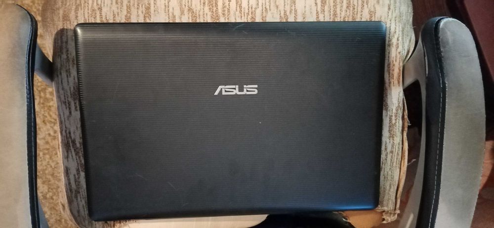 Продавам Лап топ Asus