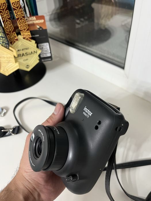 Продам instax mini 11