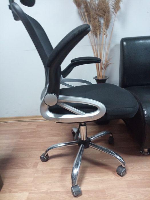 Офис стол, регулиращ, с повдигащи  подлакътници