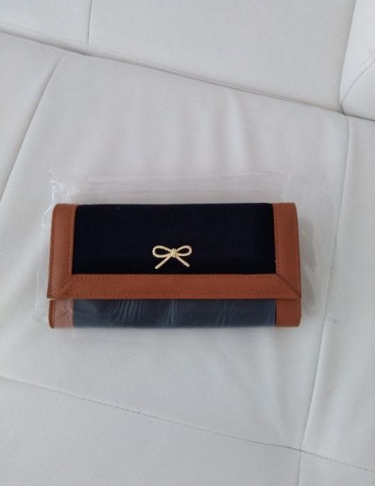 Vând portofel dama,piele ecologica, produs de calitate superioara.