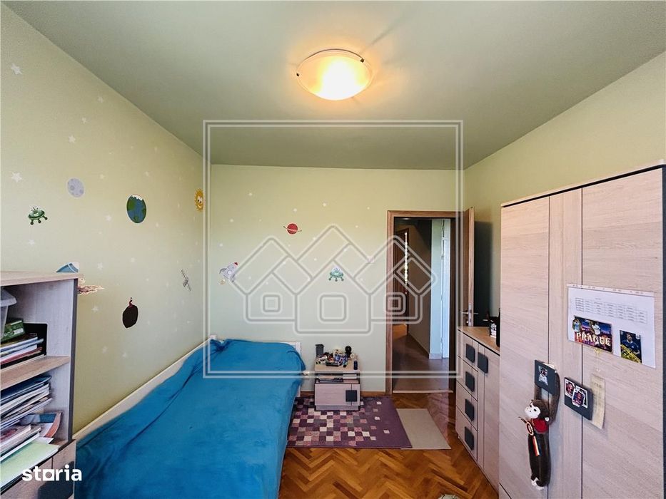 Apartament decomandat, 3 camere, 2 bai, 2 balcoane - Strand