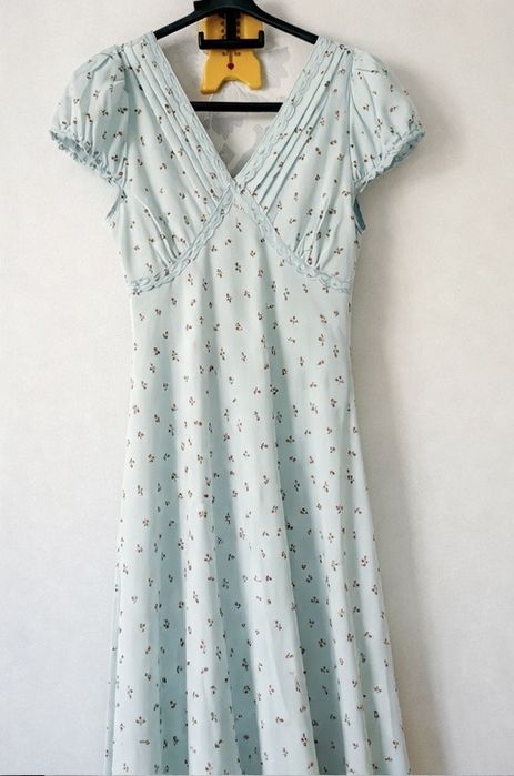 Жеңіл, ауа өткізетін мата 	• Еркін силуэт 	•	 Ұсақ гүлді принт