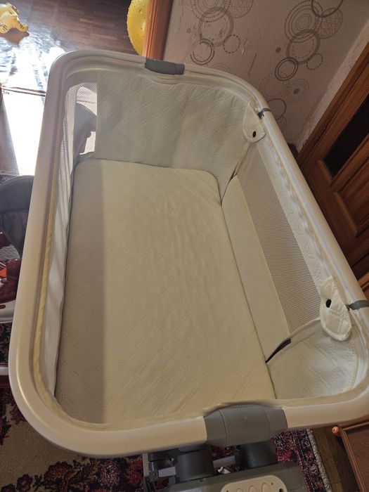 Продам детскую кровать и ходунки.