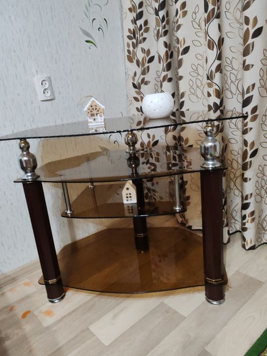 Стол из тёмного стекла