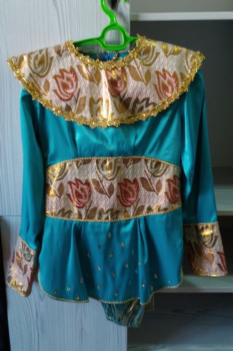 Костюмы разных народов. Все по 150 тыс.сум.