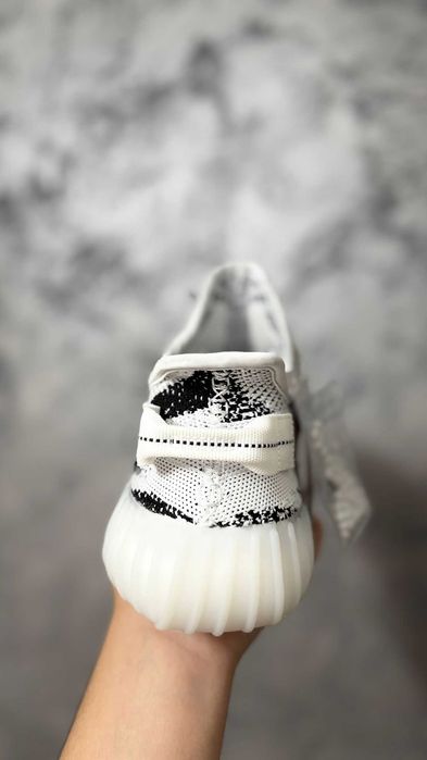 Adidasi Yeezy 350 albi