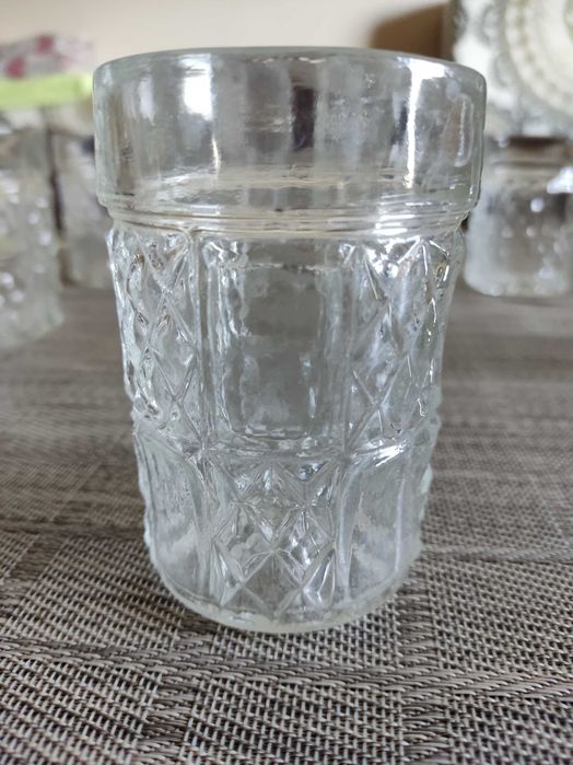 Продавам стъклени чаши в два размера