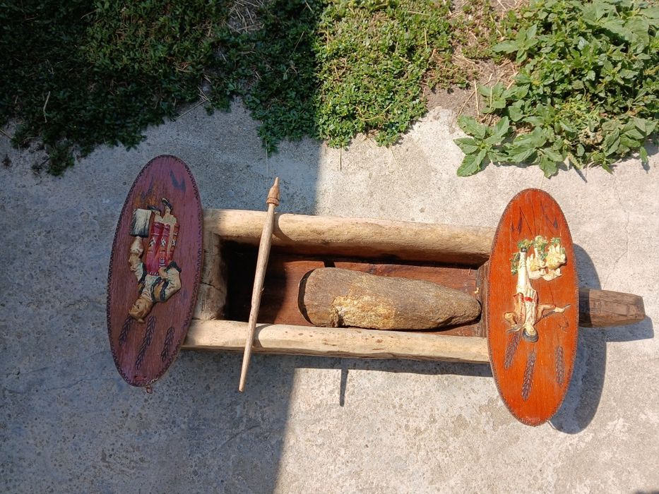 Instrument folosit pentru pepararea painii plus tablouri colectie