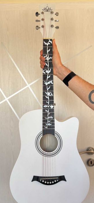 Акустична китара в бяло — cutaway, декоративни inlay — в отлично състояние
