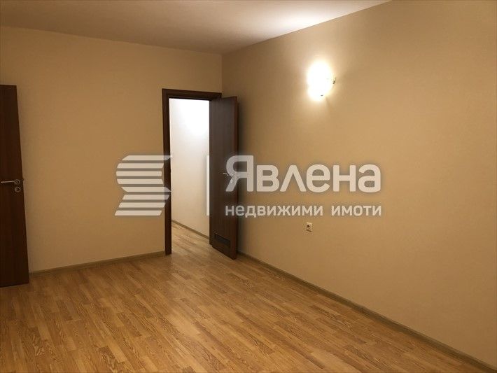 Офис до Икономически университет