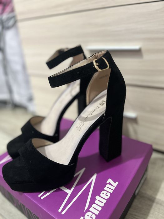 Дамски сандали на висок ток