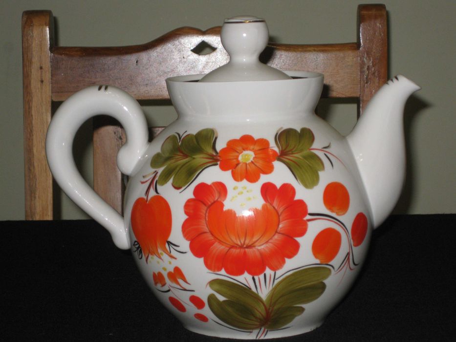 Сервизи, чаши, Цени от 8 до 50  евро, за снимка.