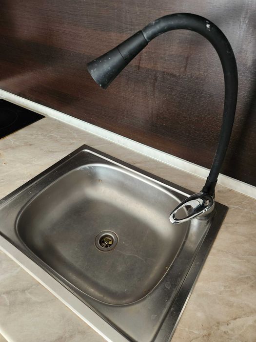 Продава се кухня 2м с техника и масата