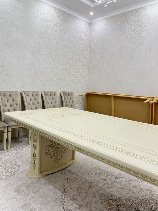 Стол с 14 стулями