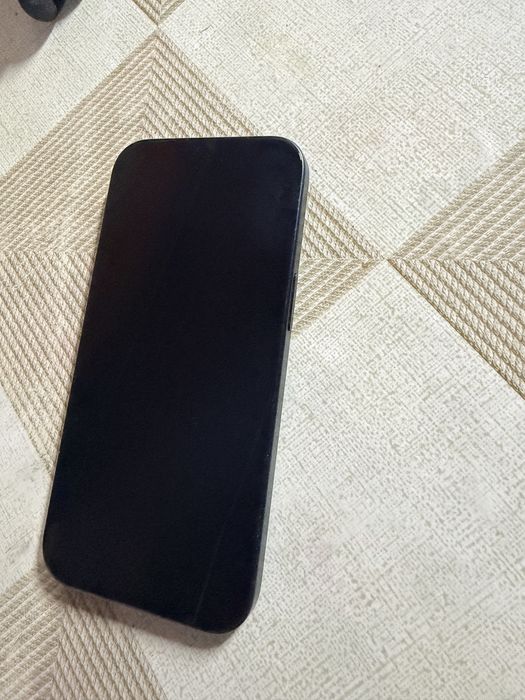 Vând iPhone 15, negru