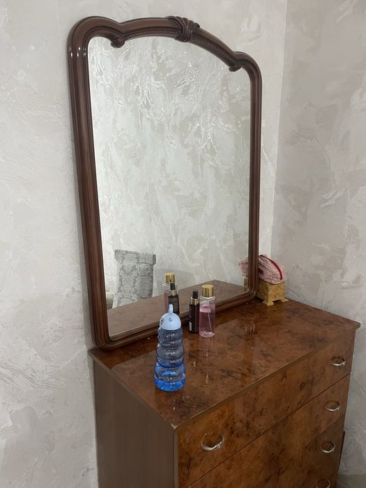 комод с зеркалом