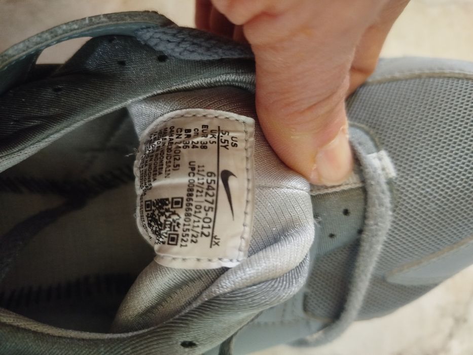 Оригинални маратонки Nike.