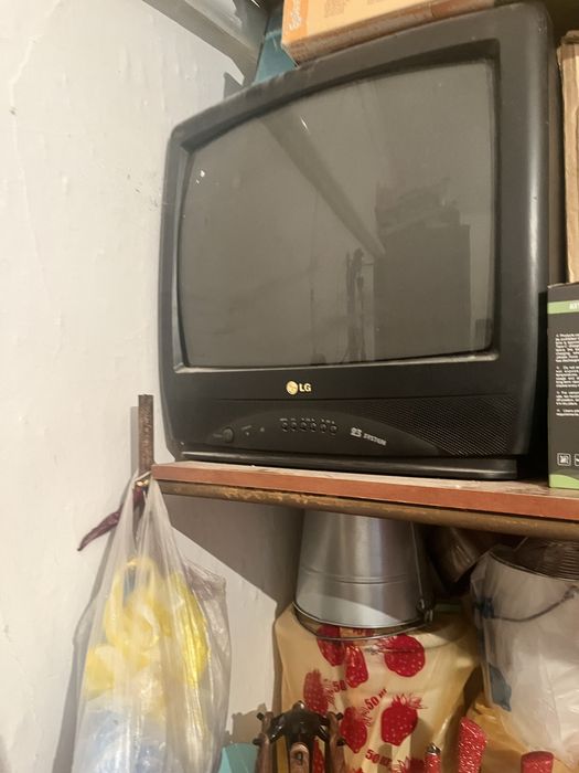 Телевизор жасап тұрған