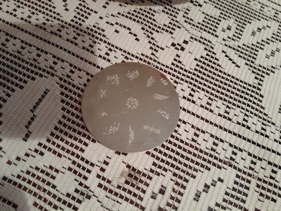 Електрическа пила и шаблони за маникюр