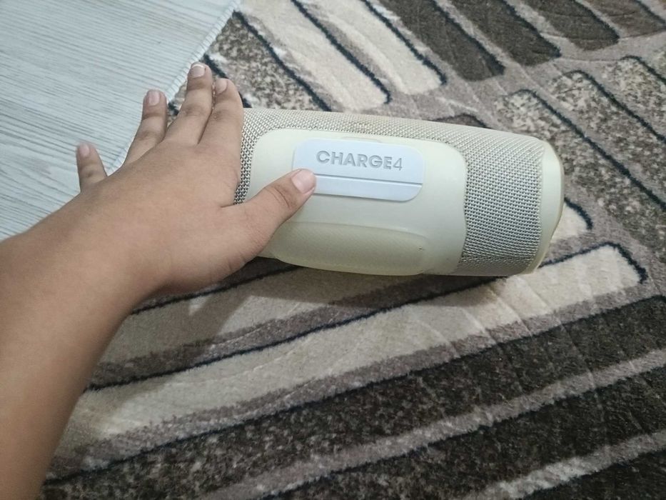 Vând boxa jbl charge 4