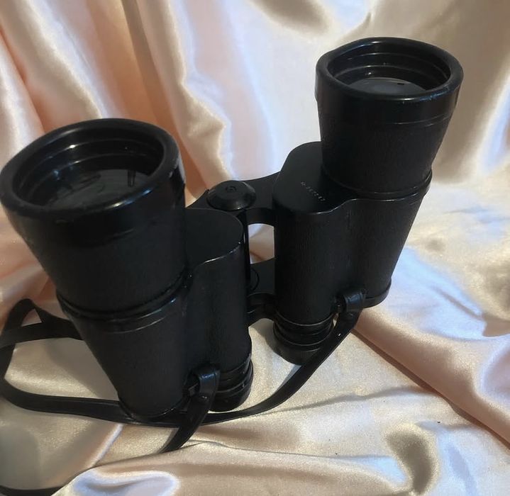 Binoclu HUNTER 10x50, în stare bună de funcționare