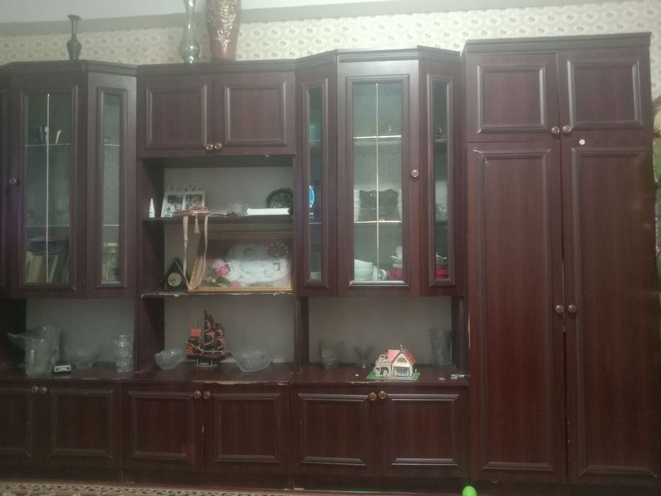 Сервант. Шкаф сотилади. Холати яхши.