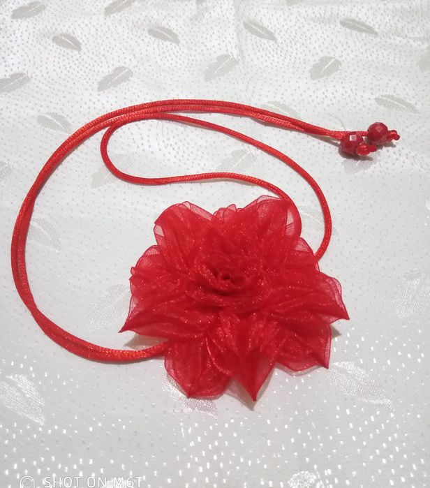 Цветы броши-большие и маленькие из ткани