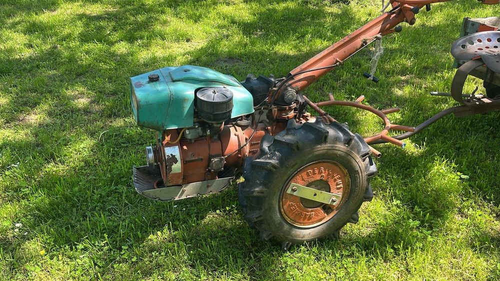 Vând tractoras pt tuns gazon și motocultor