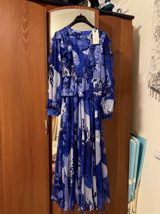 Әдемі көйлек сатылды.