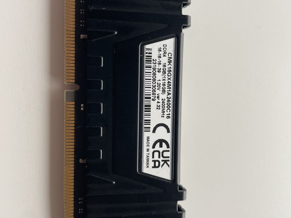 • RAM • Corsair • 16gb •