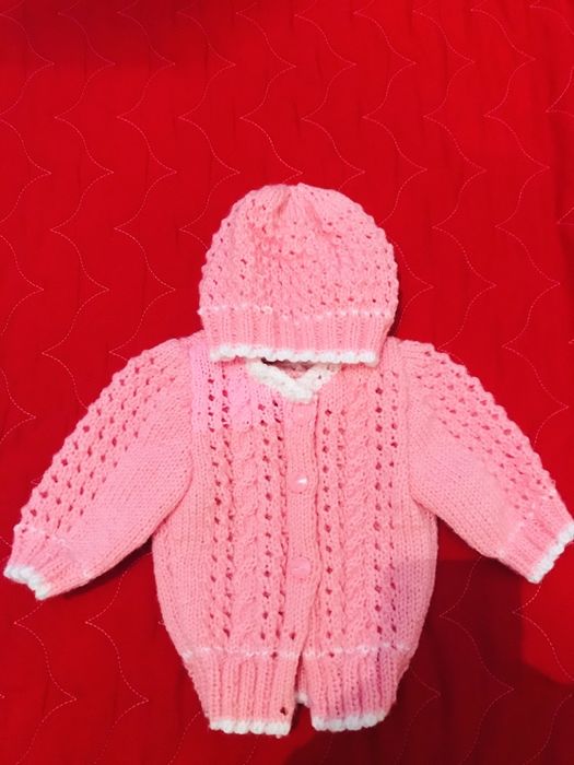 Уникални плетени бебешки желетки и шапки