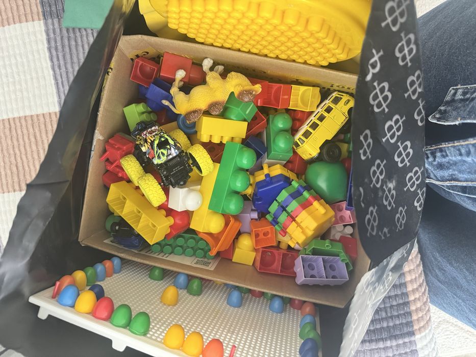 Пакет с конструкторами и пару машинок