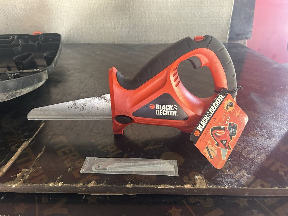 Прав трион на батерия BLACK AND DECKER