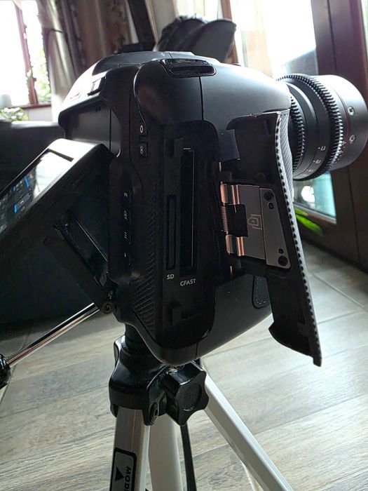 Camera Video Blackmagic Pocket Cinema Camera 6K Pro + Obiectiv Meike 35mm T2.1  Cinema Microfon Rode Accesorii Baterii V Mount
