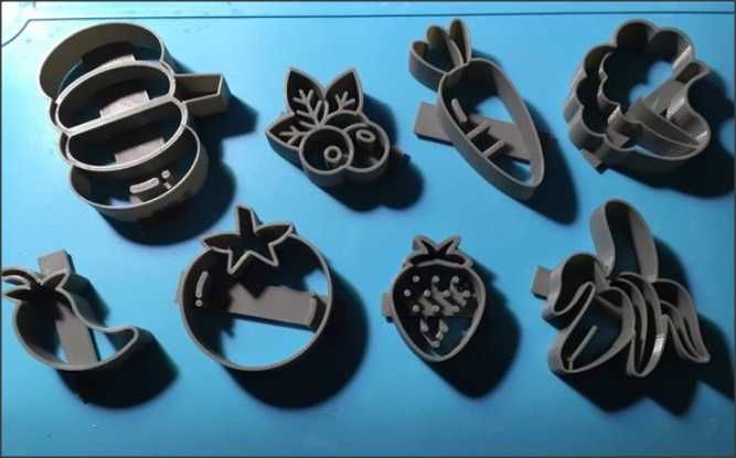 2 forme DECUPATOARE, taiat si modelat - printese, eroine,dragoni etc