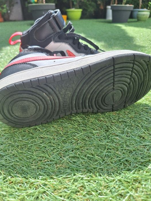 Nike mid-high fete Roz-alb-negru.