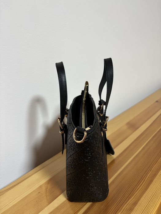 Нова дамска чанта Guess – черна, с дълга дръжка