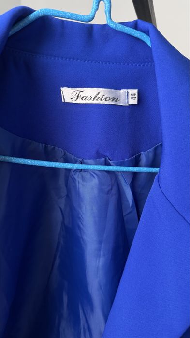 Әртүрлі түсте пиджактар бар