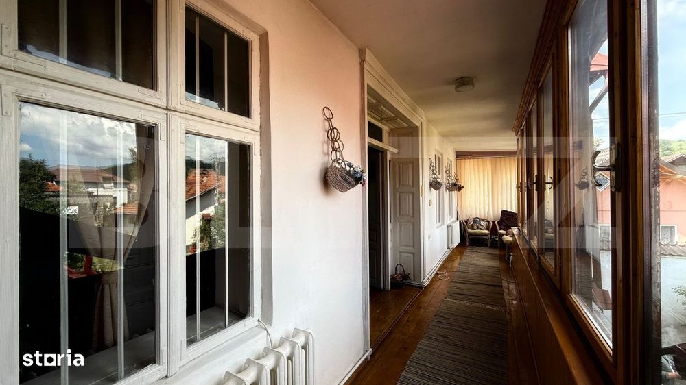 Casa decomandata (P+1E), 220 mp, zona Pietrosita