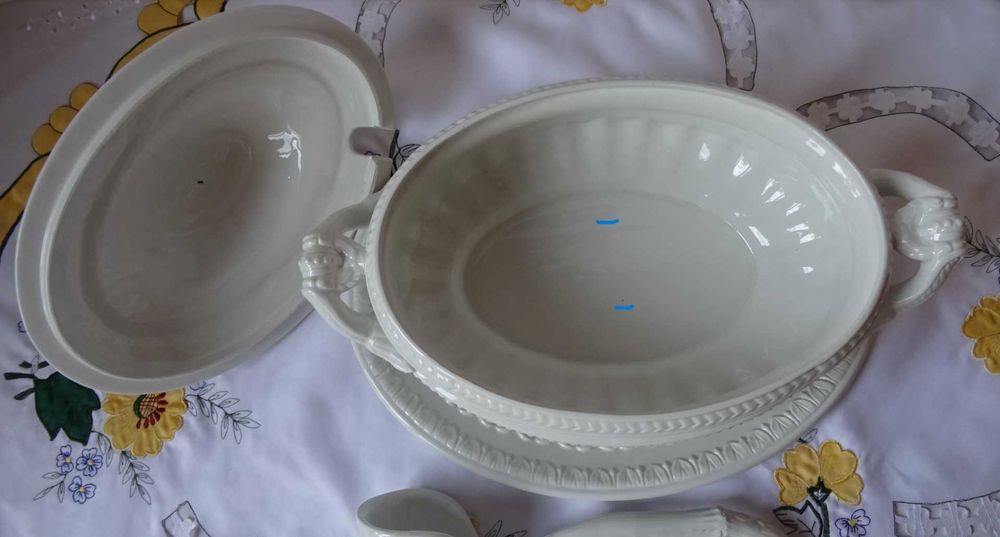 Супник бяла глазирана керамика, ръчно изработен , внос от  Италия.