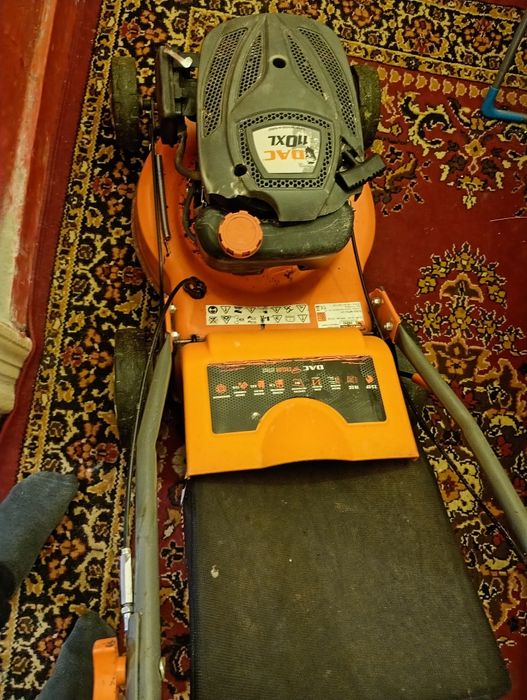 Vând mașină de tuns iarba pe benzina