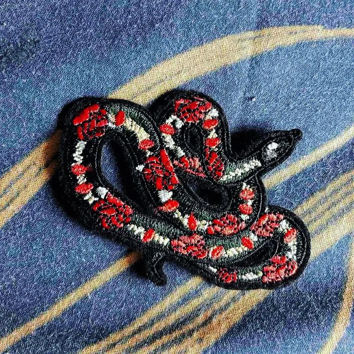 Нашивки за дрехи-рози,Attack on titan,котка,гейминг,череп,Gojo satoru