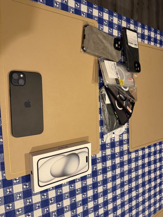 iPhone 15 Plus 128GB Negru 5g neverlocked 7 caseuri si folii