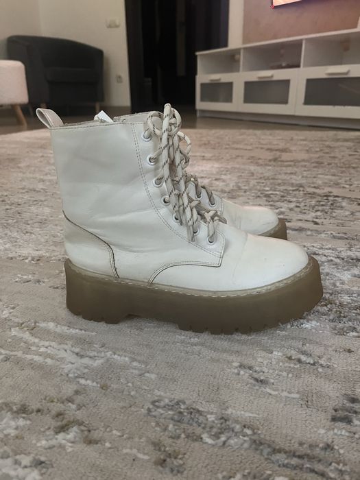 Продам зимние ботинки женские